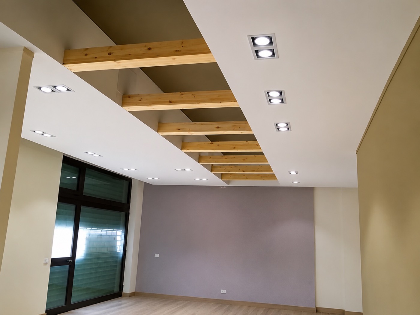 Controsoffitto con travi a vista